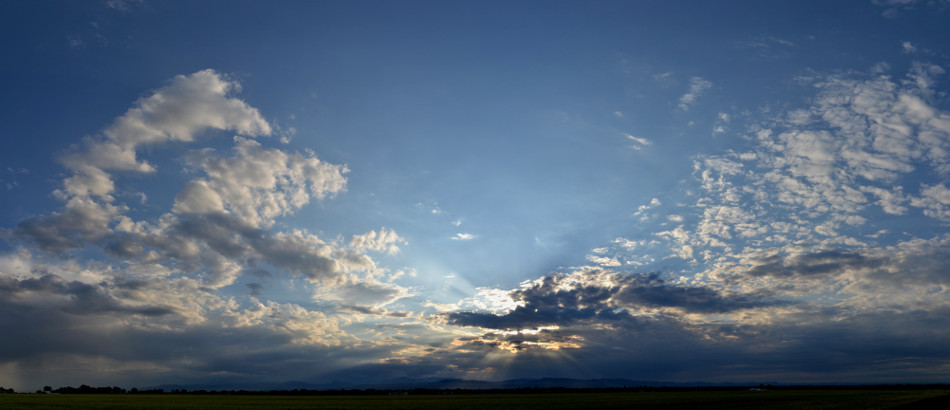 Crepuscular Rays before the Sunset